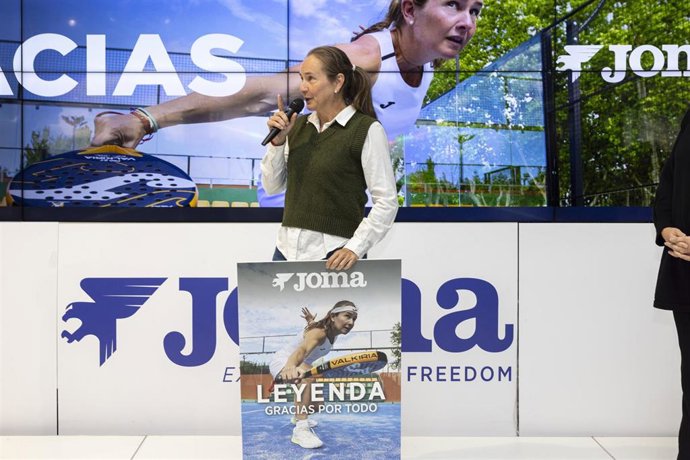 Joma homenajea a Carolina Navarro tras su retirada del pádel profesional