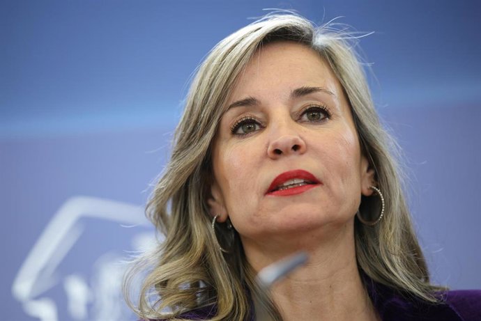 La portavoz del grupo parlamentario de Sumar, Verónica Martínez Barbero, durante una rueda de prensa en el Congreso de los Diputados, a 25 de noviembre de 2025, en Madrid (España).