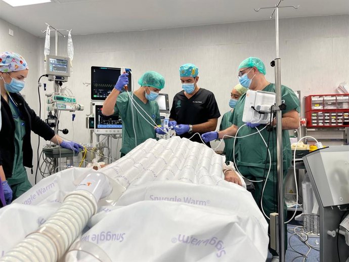 Profesionales del Hospital de Jaén realizan a un paciente la técnica Crio-Ebus.
