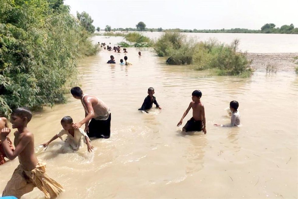 Archivo - Un grupo de personas afectadas por las inundaciones en Lakarna, Pakistán (archivo)