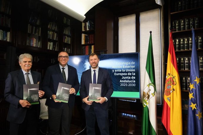 El consejero de Turismo y Andalucía Exterior, Arturo Bernal, junto al ex ministro de Asuntos Exteriores Alfonso Dastis y el Director de de Asuntos Europeos en Llorente y Cuenca, Pablo Rupérez.