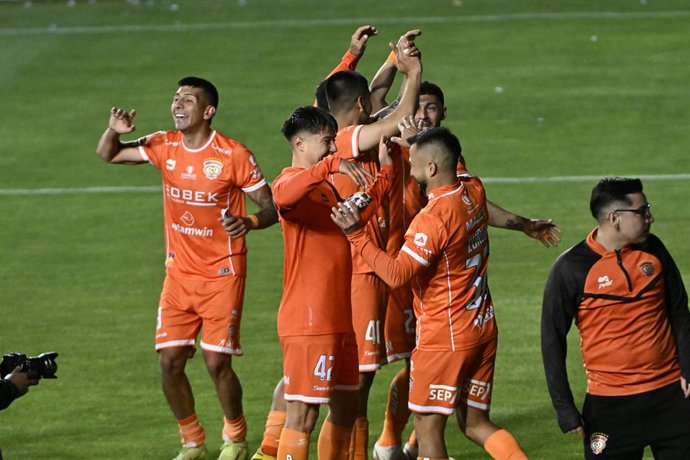 Futbol, Cobreloa vs San Marcos de Arica Liguilla de asceso 2025. Los jugadores de Cobreloa, celebran tras ganar el partido ante San Marcos de Arica por partido Liguilla Ascenso Caixun realizado en el estadio Zorro del Desierto Calama,