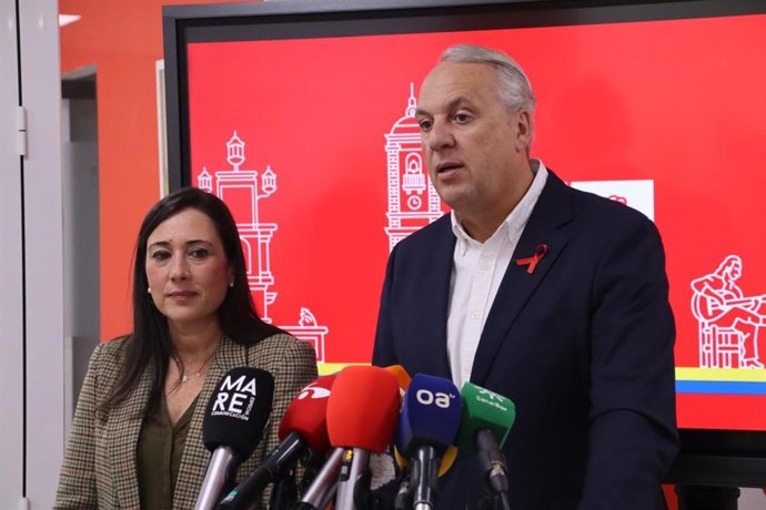Juan Carlos Ruiz Boix y Rocío Arrabal en rueda de prensa.