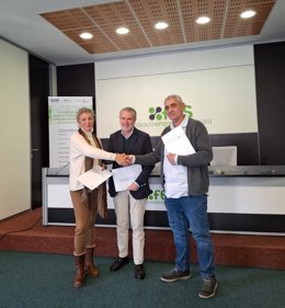 La directora de Titirimundi, Marian Palma; el presidente de FES, Andrés Ortega, y el de Foacal, Miguel Ángel Tapia.