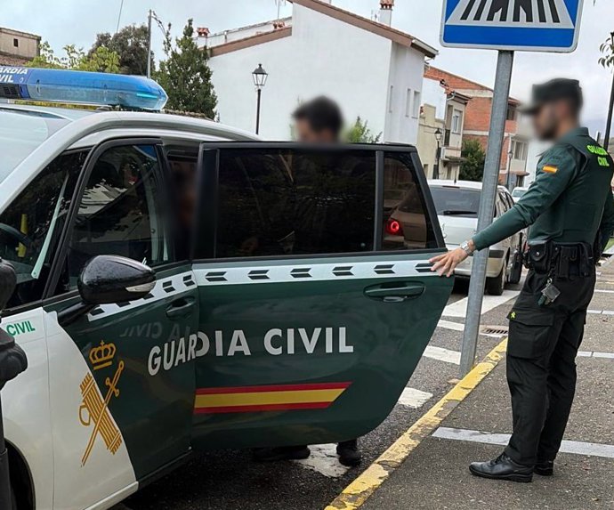 Agente de la Guardia Civil con un detenido, en una imagen de archivo