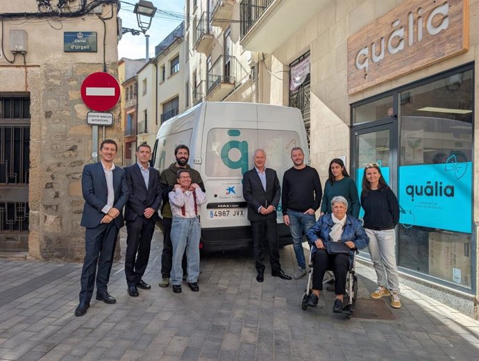 Responsables de la Fundación La Caixa y Quàlia junto a la furgoneta.