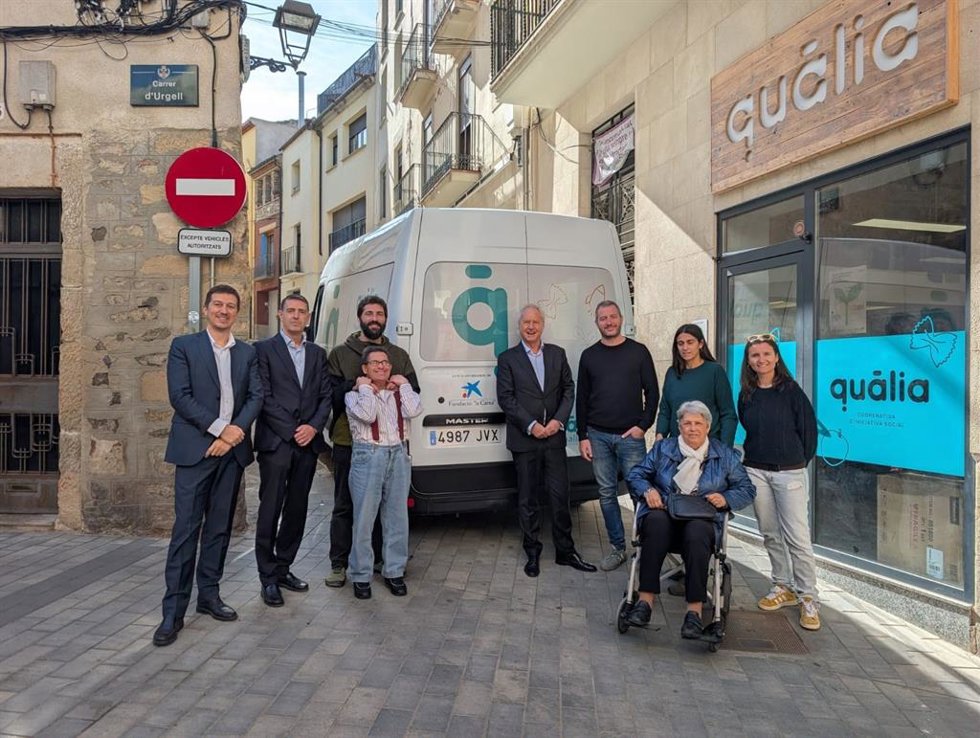 Responsables de la Fundación La Caixa y Qulia junto a la furgoneta.