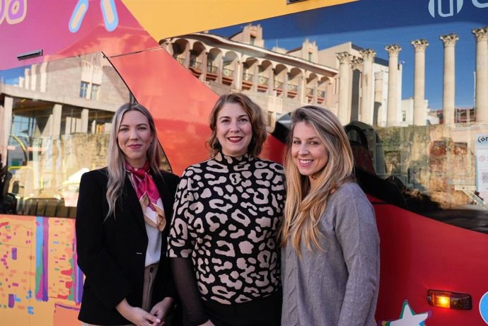 Presentación de la tradicional campaña solidaria 'Tours x juguetes', que intercambia donaciones por billetes para montar en el bus turístico de Córdoba hasta el día 31 de enero.