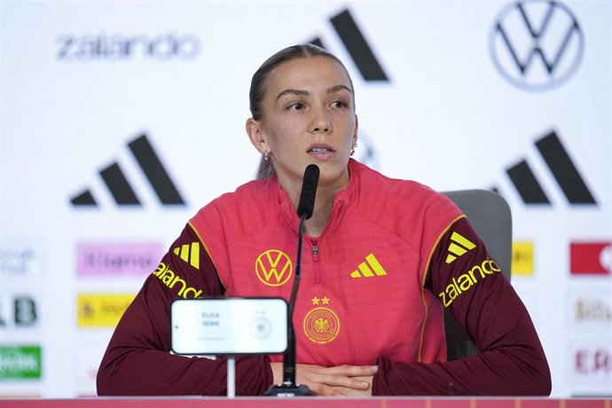 La centrocampista alemana Elisa Senss durante la rueda de prensa previa al partido de vuelta de la final de la Liga de Naciones contra España