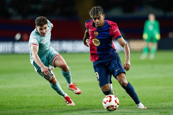 Archivo - Lamine Yamal y Julián Alvarez en el último Barça-Atlético