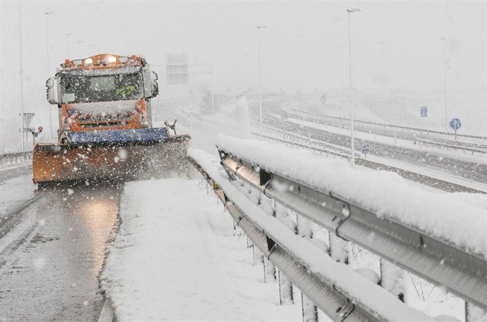 Archivo - Una quitanieves circula por una carretera nevada en Burgos.