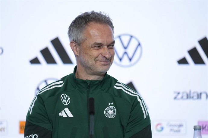 Christian Wuck, seleccionador nacional femenino alemán de fútbol, en rueda de prensa en el Estadio Riyadh Air Metropolitano
