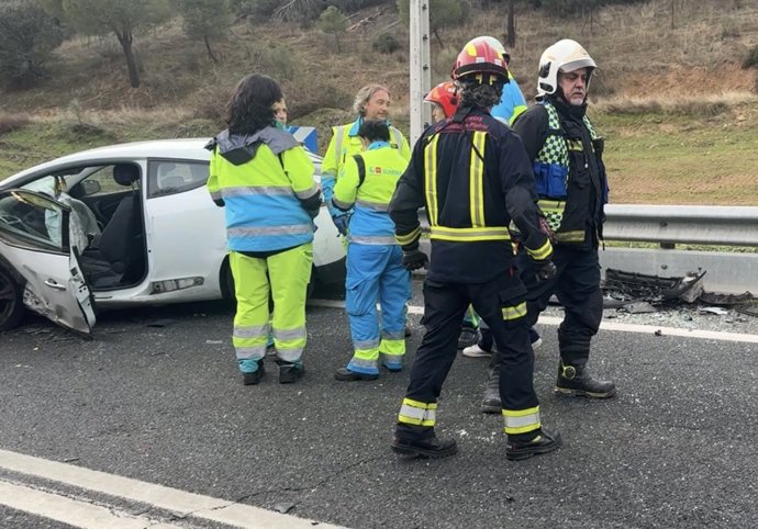 Tres heridos, uno muy grave, en un choque frontolateral entre dos vehículos en la M-501, en Navas del Rey