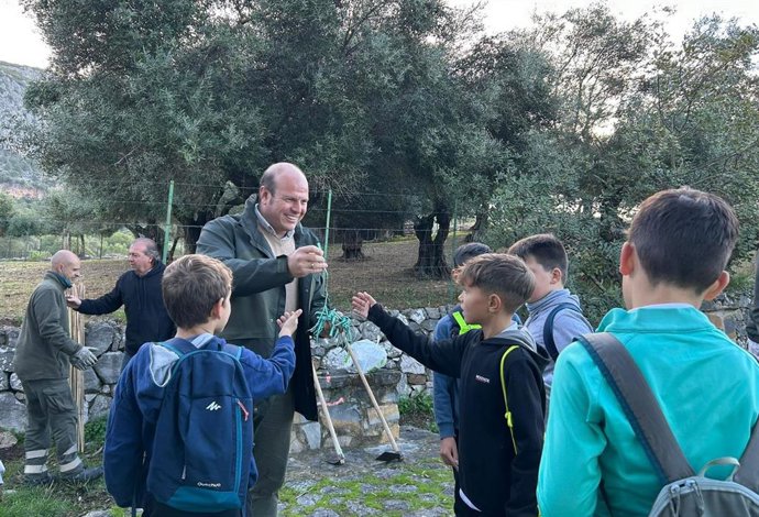 El delegado territorial de Sostenibilidad y Medio Ambiente en Cádiz, Óscar Curtido, en una plantación de árboles con escolares de Ubrique.