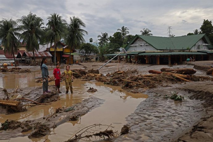 27 November 2025, Indonesia, Pidie Jaya Regency: Children play in front of a building buried in mud, after flash floods hit Pidie Jaya regency in Indonesia. Photo: Khairu Syukrillah/ZUMA Press Wire/dpa