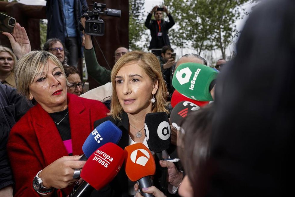 Archivo - La exconsellera de Justicia y Emergencias de la Generalitat valenciana Salomé Pradas ofrece declaraciones a los medios a su llegada a declarar, en calidad de investigada ante la Ciudad de la Justicia de Valencia, a 11 de abril de 2025