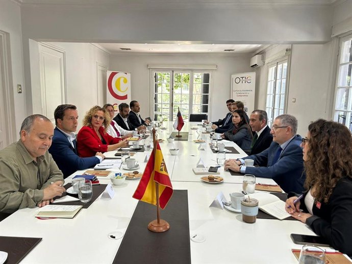 La vicepresidenta primera de la Diputación de Granada, Marta Nievas, a la izquierda en la imagen