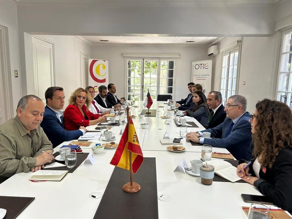 La vicepresidenta primera de la Diputación de Granada, Marta Nievas, a la izquierda en la imagen