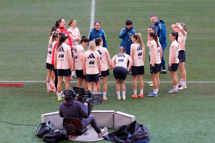 Sonia Bermudez, head coach of Spain talks to her players during the training session of the Spain Women's team ahead the UEFA Women's Nations League 2025 Final Second Leg match between Spain and Germany at Riyadh Air Metropolitano stadium on December 01, 