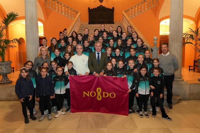 El alcalde recibe al Club Deportivo Gimnasia Rítmica Azahar