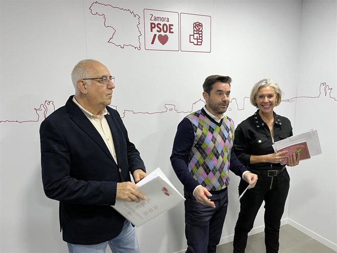 El secretario de Mayores del PSOECyL, Agustín Martínez; el secretario general del PSOE de Zamora, Antidio Fagúndez, y la secretaria de Fomento y Vivienda del PSOECyL, Ana Casado.