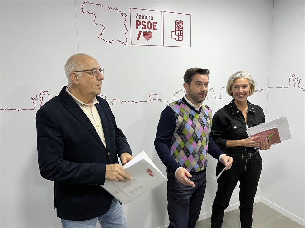 El secretario de Mayores del PSOECyL, Agustín Martínez; el secretario general del PSOE de Zamora, Antidio Fagúndez, y la secretaria de Fomento y Vivienda del PSOECyL, Ana Casado.