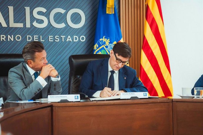 El presidente de la Generalitat, Salvador Illa, y el gobernador del estado mexicano de Jalisco, Pablo Lemus, en una reunión en Guadalajara (México)