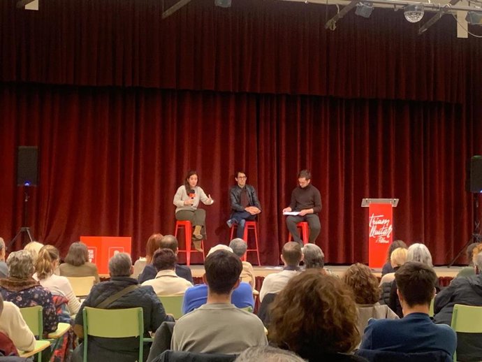 La alcaldesa de A Coruña, Inés Rey, y el secretario general de la Agrupación Socialista de Palma, Iago Negueruela, en un acto en Palma