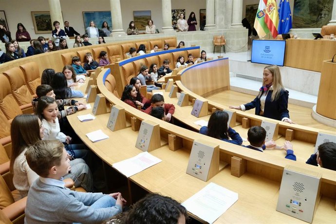 La presidenta del Parlamento aplaude el interés de los más jóvenes por conocer y comprender el valor de la Constitución