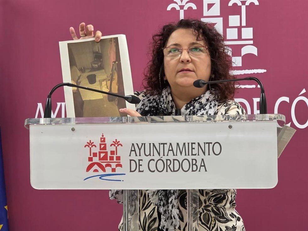 Alicia Moya muestra en una foto el estado que presenta un piso de Las Moreras.