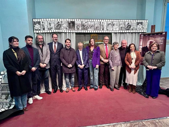 Loles López (centro) en la foto de familia de la presentación 'Sólo pienso en ti'.