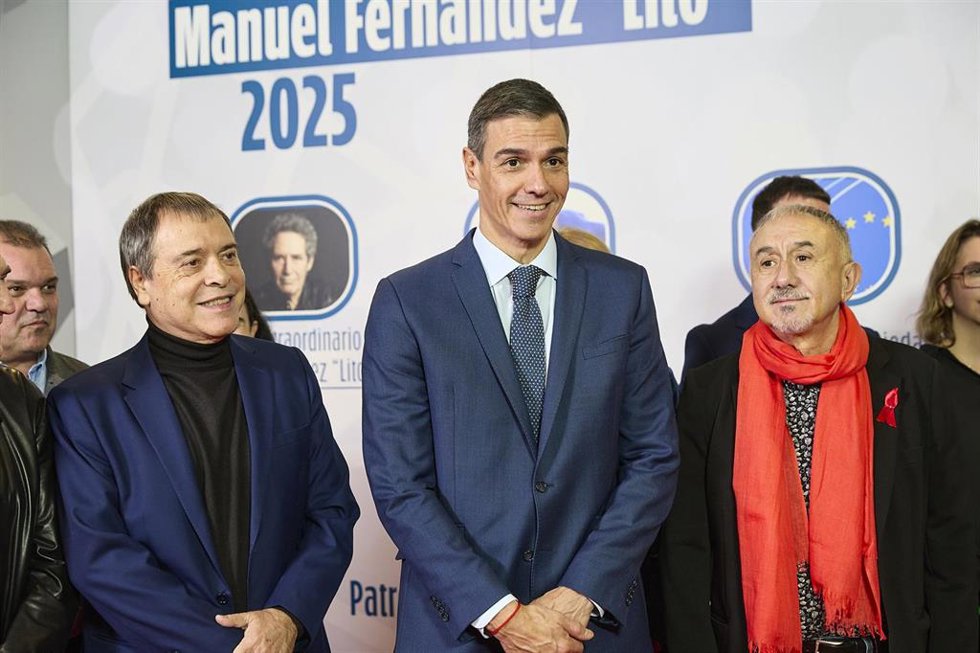 (I-D) El secretario general de UGT FICA, Mariano Hoya Callosa; el presidente del Gobierno, Pedro Sánchez; y el secretario general de UGT, Pepe Álvarez; posan durante la foto de familia del acto de entrega de los premios Anastasio de Gracia, en el Audito