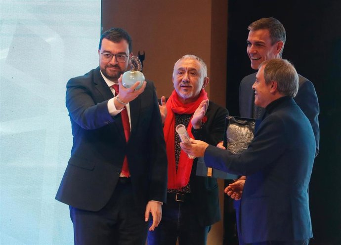 Adrián Barbón durante el acto de reconocimiento a la comunidad en los 14º Encuentros Fundación Manuel Fernández Lito.