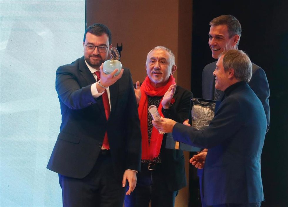 Adrián Barbón durante el acto de reconocimiento a la comunidad en los 14 Encuentros Fundación Manuel Fernández Lito.
