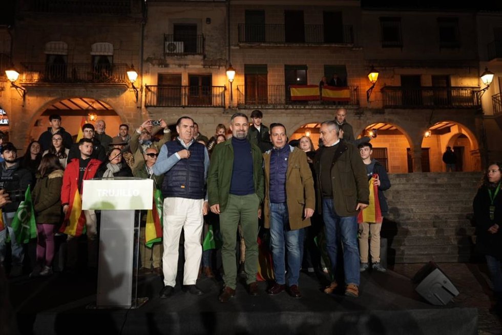 Santiago Abascal y Óscar Fernández Calle participan en un acto público en Trujillo