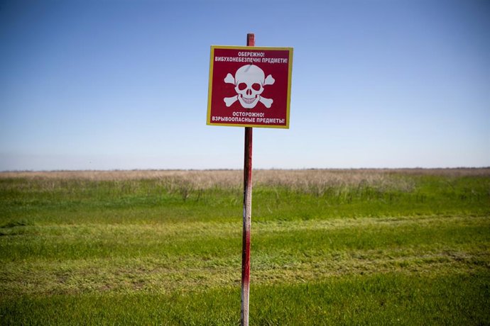 Archivo - Arquivo - 17 de abril de 2025, região de Mykolaiv, Ucrânia: Um sinal de alerta está no local de uma missão de remoção de minas na região de Mykolaiv, Ucrânia, em 17 de abril de 2025.