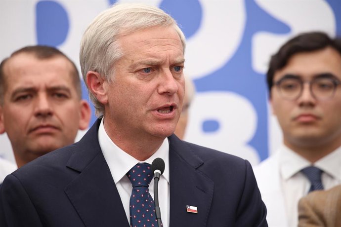 Santiago, 01 de Diciembre de 2025.   El candidato Jose Antonio Kast junto a su equipo de salud, reciben el apoyo de medicos de cara a la segunda vuelta presidencial  Diego Martin /Aton Chile