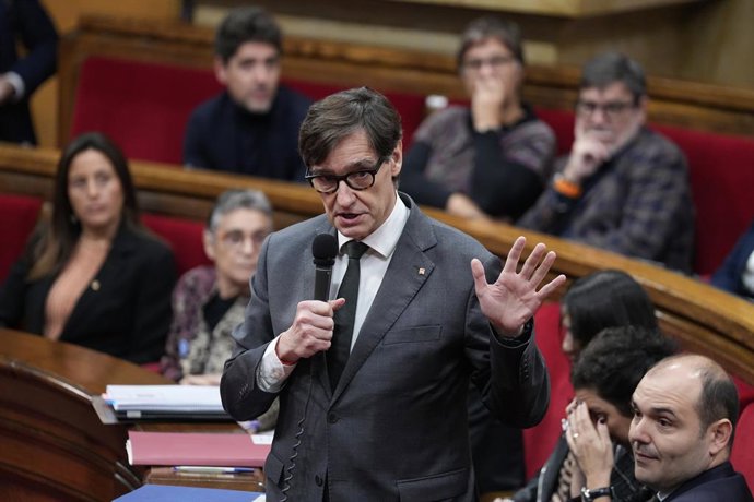 El president de la Generalitat, Salvador Illa, durant una sessió de control al Govern, en el Parlament de Catalunya, a 19 de novembre de 2025, a Barcelona