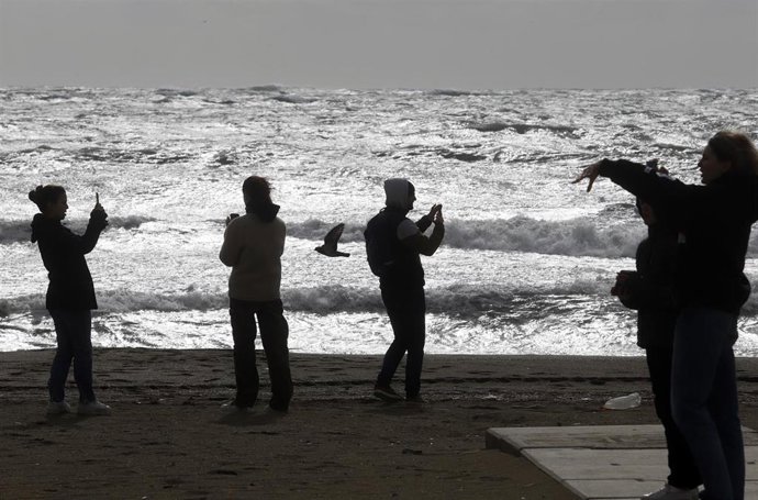 Archivo - Imagen de archivo de la playa de la Malagueta, donde el temporal con vientos de 70 km/h y el litoral malagueño registra olas de tres metros, a 10 de febrero de 2023 en Málaga (Andalucía, España).