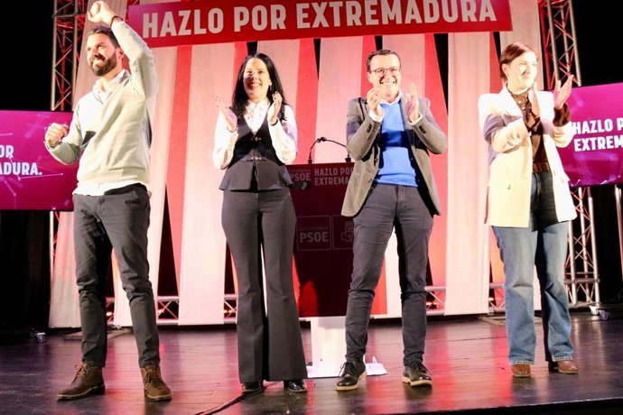 El candidato del PSOE a la Presidencia de la Junta, Miguel Ángel Gallardo, junto a otros representantes socialistas en el acto público de precampaña en Jaraíz de la Vera