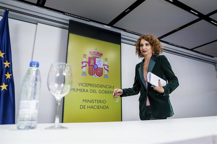 Archivo - La vicepresidenta primera del Gobierno y ministra de Hacienda, María Jesús Montero, durante una rueda de prensa