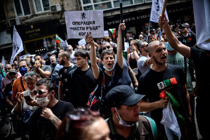Archivo - May 14, 2020, Sofiya, Bulgaria: SOFIA, BULGARIA - MAY 14: People shout slogans during an anti-government protest in front of the Parliament in Sofia, Bulgaria, a day after the coronavirus (COVID-19) state of emergency was lifted from the governm