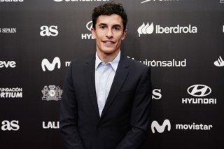 El piloto de motociclismo Marc Márquez posa durante el photocall de los Premios AS del Deporte.