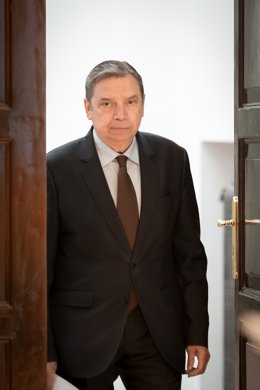 El ministre d'Agricultura, Pesca i Alimentació, Luis Planas, ofereix una roda de premsa després de la detecció de sis casos de pesta porcina africana en animals silvestres, a la seu del ministeri, a 29 de novembre de 2025, a Madrid (Espanya). 