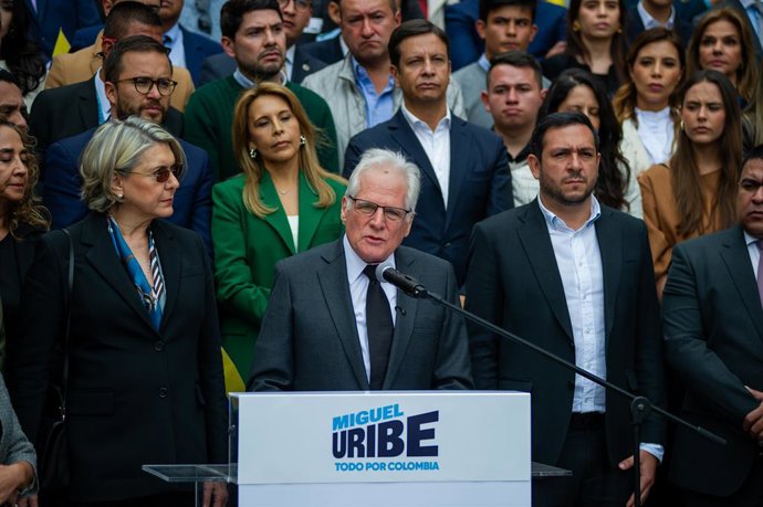 Archivo - Arquivo - 26 de agosto de 2025, Bogotá, Bogotá D.C, Colômbia: Miguel Uribe Londono, pai do senador assassinado Miguel Uribe Turbay, anuncia sua pré-candidatura presidencial no congresso colombiano em Bogotá, Colômbia, em 26 de maio de 2025.