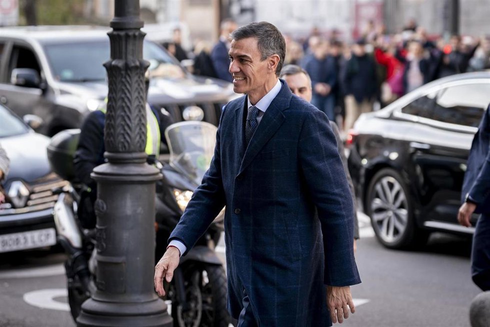 El presidente del Gobierno, Pedro Sánchez, a su llegada a la Sesión constitutiva del Pleno de la Comisión Nacional para la conmemoración de los 500 años de existencia del Consejo de Estado, en el Palacio de Consejos, a 1 de diciembre de 2025, en Madrid