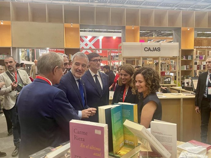 El president del Gremi d'Editors de Catalunya Patricia Tixis, l'alcalde Jaume Collboni, el president Salvador Illa, la comissària Anna Guitart i la consellera Sònia Hernández, en la FIL de Guadalajara