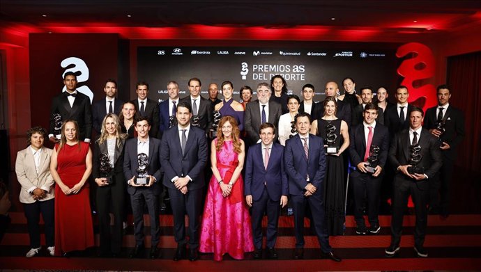 Foto de familia de los galardonados en los Premios AS del Deporte