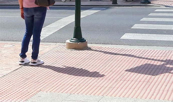 Archivo - Una persona frente a un paso de peatones 