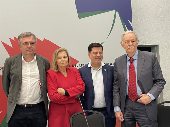 El periodista Xavi Ayén, la escritora Carme Riera, José Calafell (Planeta) y el escritor Eduardo Mendoza, en una homenaje a Carmen Balcells en la FIL de Guadalajara